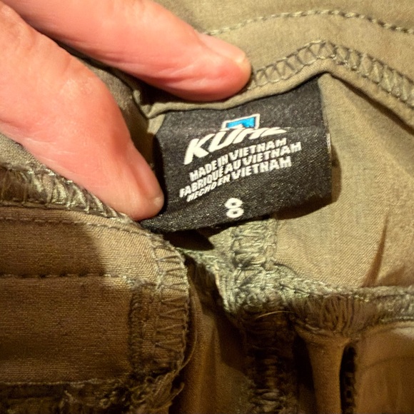 Kuhl women’s size 8 Olive green cargo shorts in EUC - Picture 4 of 4